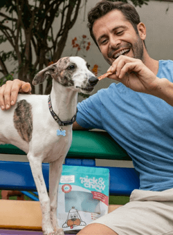 Cachorro com petiscos Pick & Chew